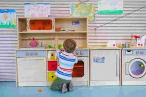 Kind spielt in der Kinderküche der Kita Zu den Fichtewiesen