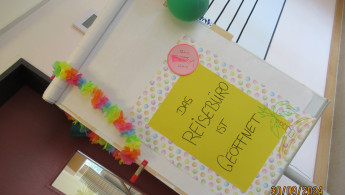 Aufsteller Das Reisebüro ist geöffnet - Kinder gehen in die Planung Ihrer Ausfllüge - Kindertagesstätten Nordwest