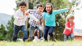 Kinder rennen in Richtung Kamera.